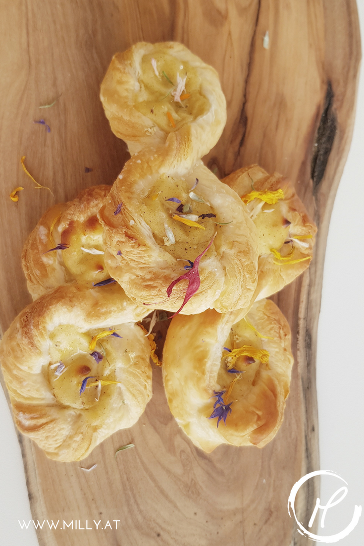 Schnecken, Schokorollen, Streusel und Achtchen (kleine 8) sind nur ein paar der Plunderteiggebäcke die in Luxemburg beim Kaffee Tradition haben. Und ich habe eins dieser Gebäcke zwecks Heimwehbekämpfung in meiner Küche nachgemacht! Ich war mit dem Resultat sehr zufrieden und teile es deshalb hier mit Euch. #rezept #achtchen #luxemburg #blätterteig