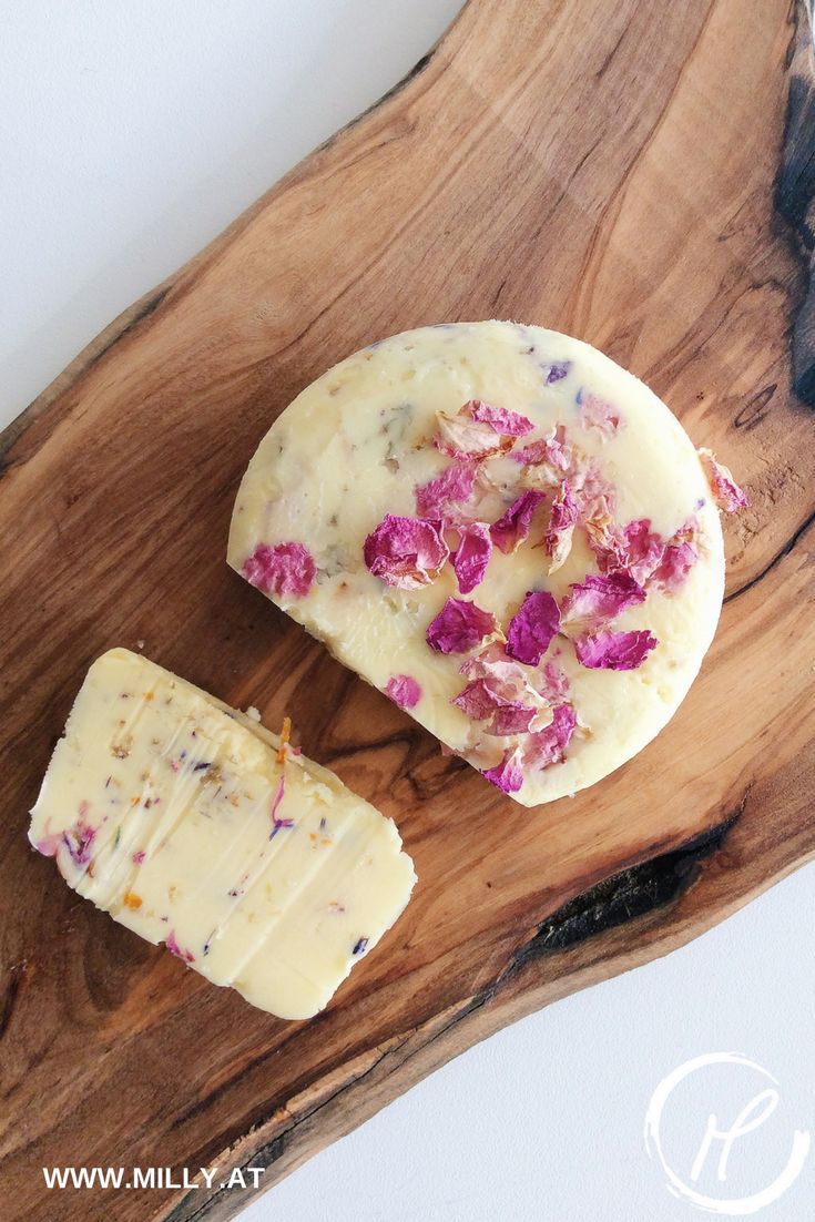 Are you crafty? Do you like doing things at home on your own? Well let me tell you: homemade butter is close to 0 effort and it tastes AMAZING! So creamy and in this case garlicky ! Let you mixer do the work for you and enjoy homemade butter in the easiest and quickest of ways! #butter #diy #recipe #fast