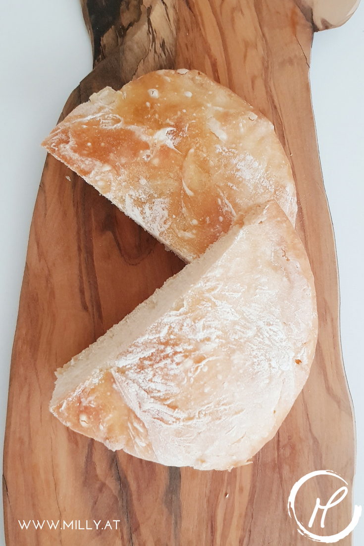 Ich glaube jeder kann sich vorstellen wie herrlich es ist, in ein frisches, knuspriges mit Sauce getränktes Stück Ciabatta Brot zu beißen. #Brot #rezept #slowbaking #knusprig