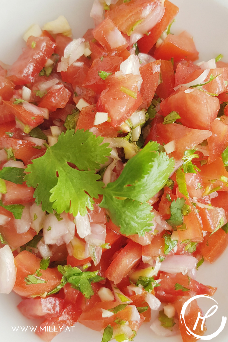 This red salsa is fresh and tasty! Besides being amazing with crisps, it can also be served with fish or meat. My favourite is a piece of salmon with this red salsa..hmmm. #salsa #recipe #snacks #summer