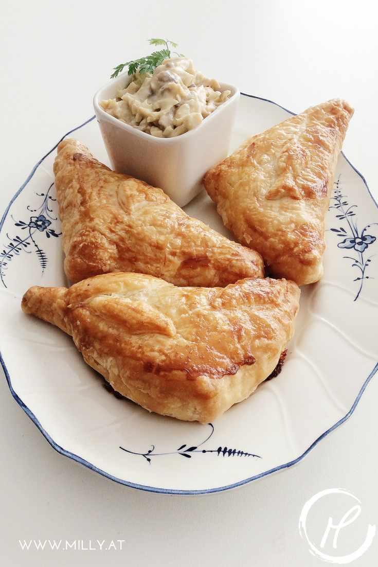 Diese Bouchée ist ein ideales Mitbringsel für ein Picknick im Freien und auch sehr einfach zum Einfrieren wenn man einmal eine schnelle Mahlzeit braucht: ab in den Ofen damit, ein Salat dazu und ruckzuck ist das Abendessen fertig! #Rezept #huhn #luxemburg #abendessen #schnell