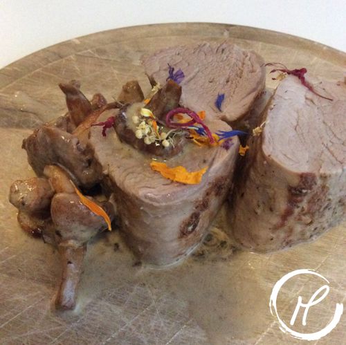 If you are looking for an idea for your next sunday lunch, then you need to try this recipe: porc filet with a mustard crust and a creamy chanterelle auce! Perfect for a special occasion!