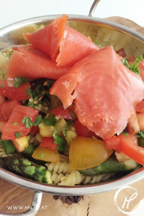 Dieser äußerst leichte aber absolut geschmackvoller Nudel Salat mit Räucherlachs wird dich umhauen! 'Rezept #leicht #lachs #salat #pasta