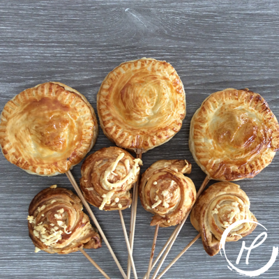 Solche herzhaften Blätterteigpops sehen als "Blumenstrauß" toll aus zum Aperitif serviert und gehen Ruck-Zuck. Blätterteig und Füllung - fertig!