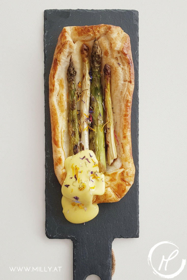 Wenn du eine schnelle Vorspeise brauchst, dann ist dieses Rezept ideal! Diese Spargel Tarte ist in 10 Minuten gemacht (außer du entscheidest dich den Blätterteig selber zu machen). Und während die Tartes im Ofen backen, kannst du Ruck-Zuck die Hollondaise anrühren. #rezept #frühling #spargel #hollandaise #limette #vorspeise