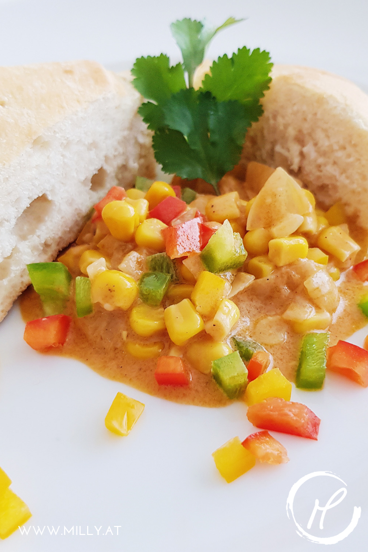 Dieses indische Mais Curry in Kokosmilch ist süß und herzhaft und wird jedem Vegetarier sein Herz höher schlagen lassen! #indisch #curry
