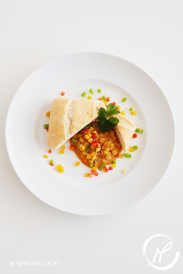 Dieses indische Mais Curry in Kokosmilch ist süß und herzhaft und wird jedem Vegetarier sein Herz höher schlagen lassen! #indisch #curry