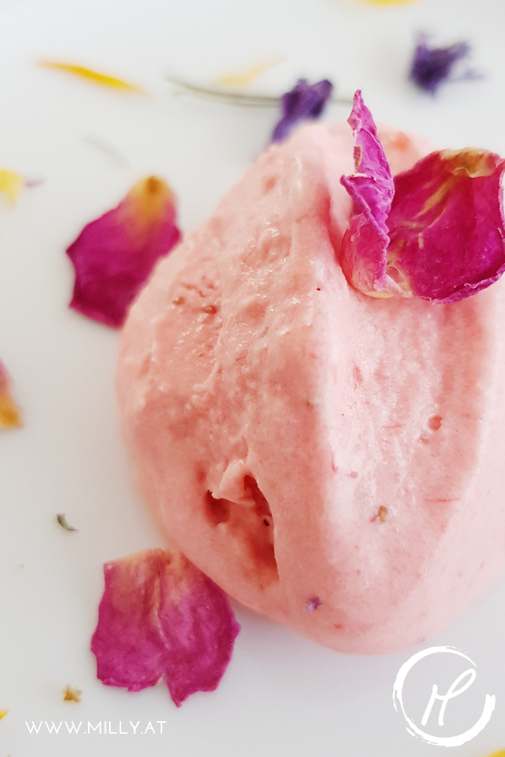 This recipe for a quick and absolutely delicious strawberry ice cream will win you over! ANd it is also easy to make with other fruits! #icecream #dessert