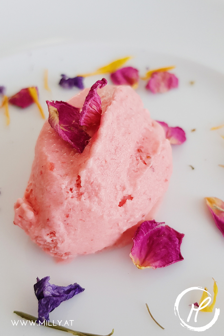 Schnelles und cremiges Erdbeereis, auch ohne Eismaschine! Auch einfach mit anderen Früchten zu machen! # sommer #eis #dessert