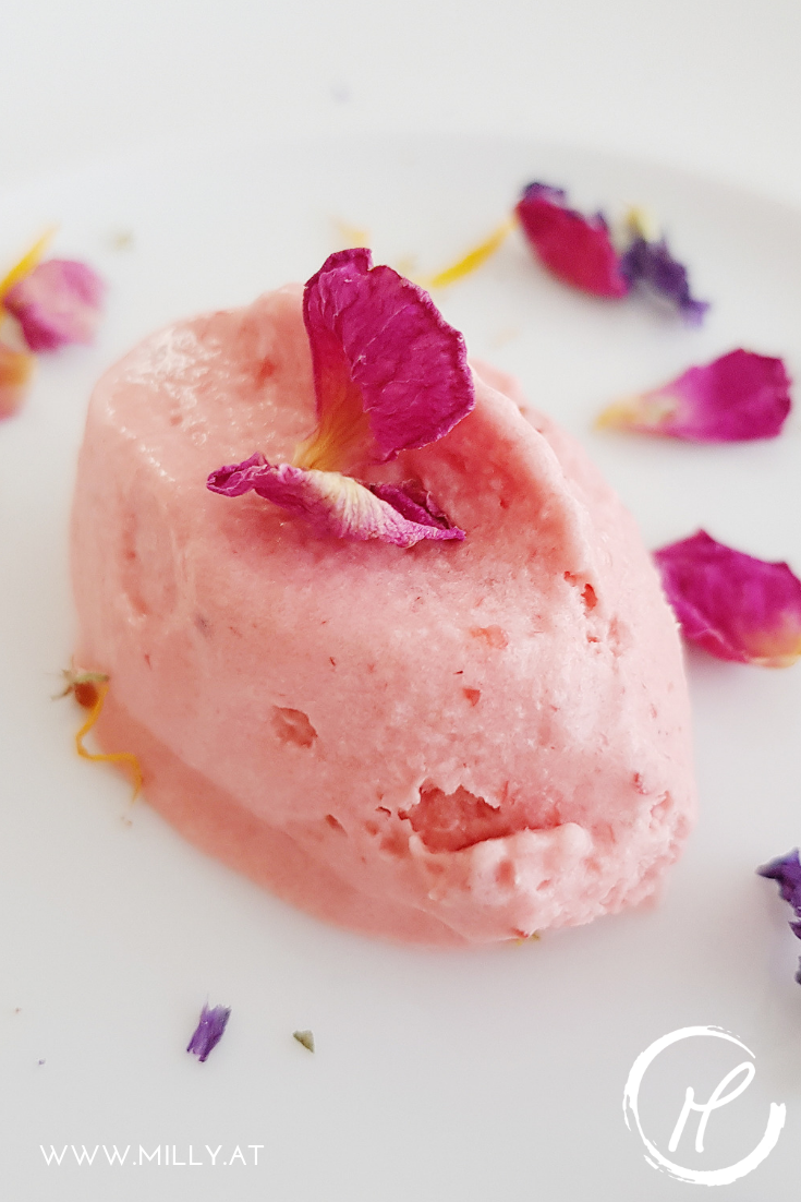 This recipe for a quick and absolutely delicious strawberry ice cream will win you over! ANd it is also easy to make with other fruits! #icecream #dessert