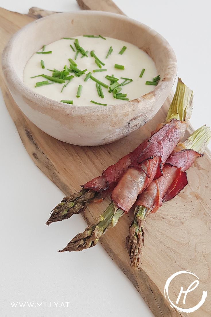 Diese Suppe vom weißen Spargel und die in Speck eingewickelten grünen Spargel sind die ideale Kombination für ein leichtes Frühlingsabendessen! #Spargel