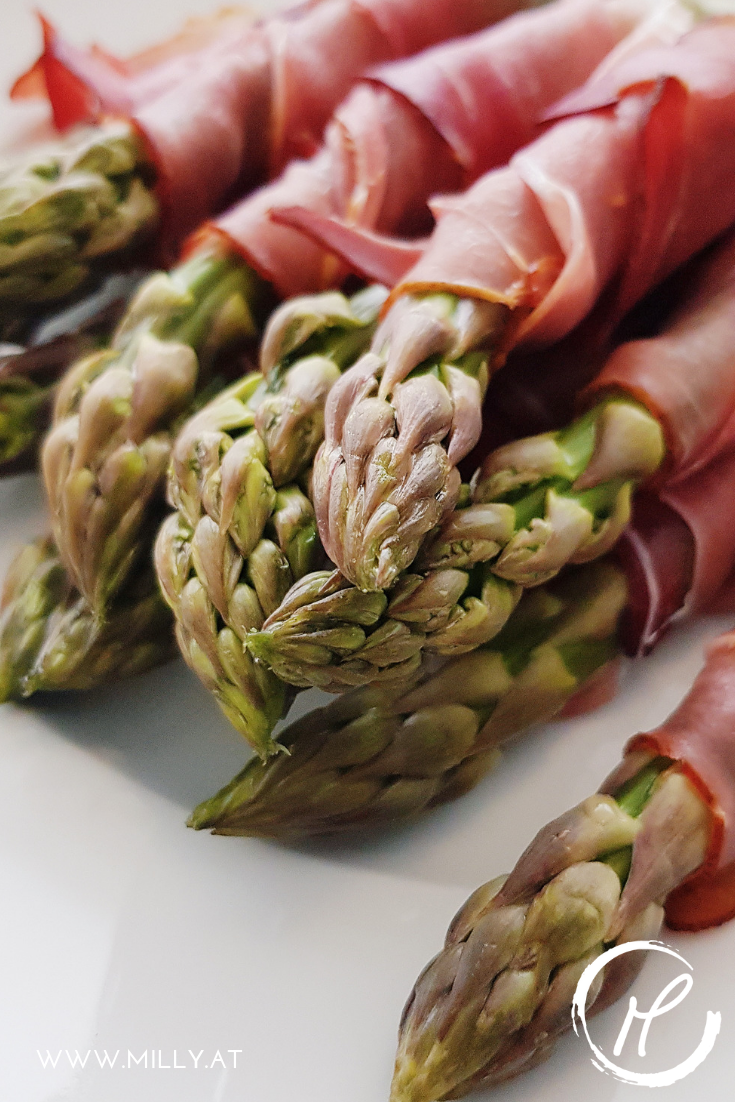 Diese Suppe vom weißen Spargel und die in Speck eingewickelten grünen Spargel sind die ideale Kombination für ein leichtes Frühlingsabendessen! #Spargel