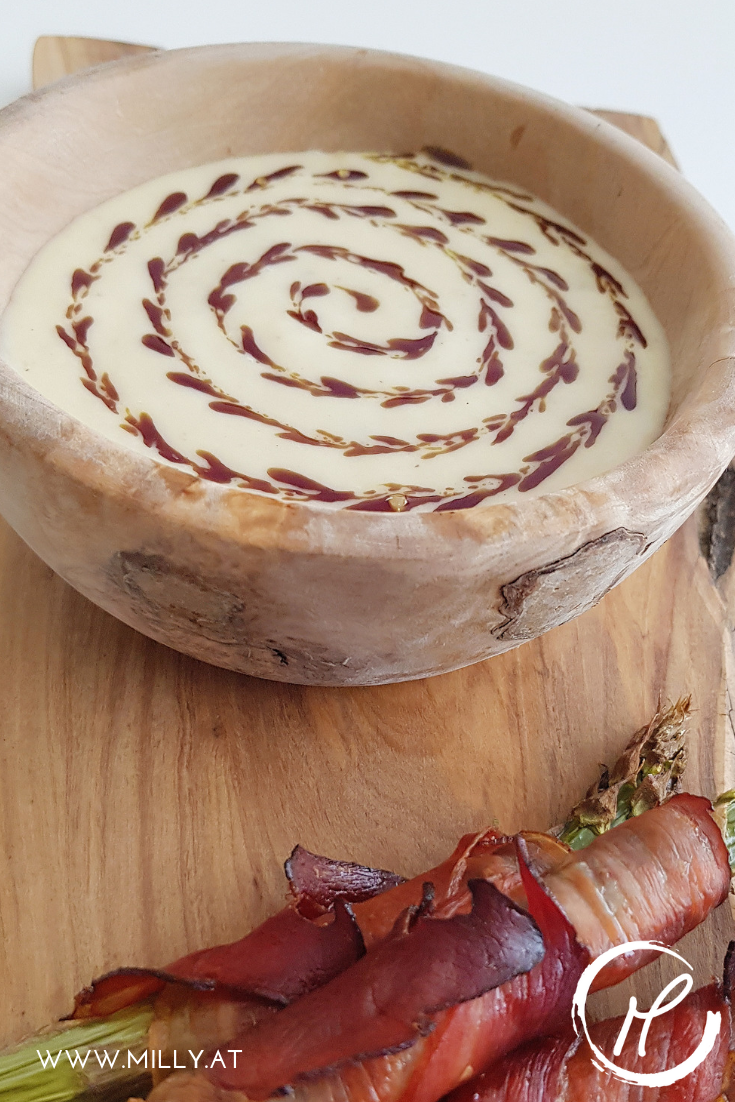 This recipe for a quick and easy asparagus soup and bacon-wrapped asparagus is an ideal starter for your spring dinner! #asparagus #spring #lightfood #speck