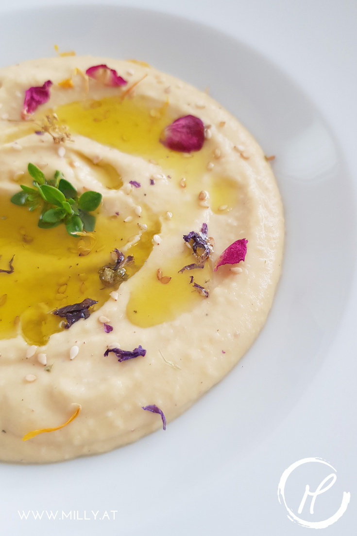 Dieser selbstgemachte Hummus ist grandios: ölig, knoblauchig und einfach samtweich!! Mit frischem Brot schmeckt er fantastisch. #hummus #gesund #snack