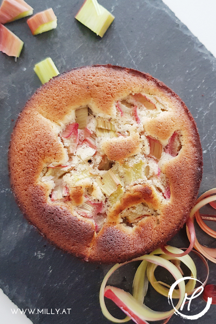 Zitronen-Mohn Kuchen mit saftigem Rhabarber - ein ideales Rezept für den Frühling! #rhabarber #zitrone #dessert #nachspeise #kuchen