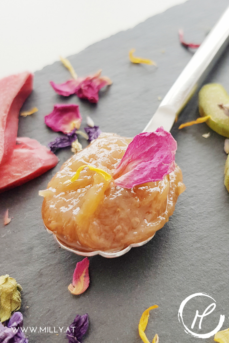 Dieses ultra schnelle Rezept für Rhabarber Marmelade wird dich das ganze Jahr erfreuen! #rhabarber #frühling #marmelade #süss #frühstück