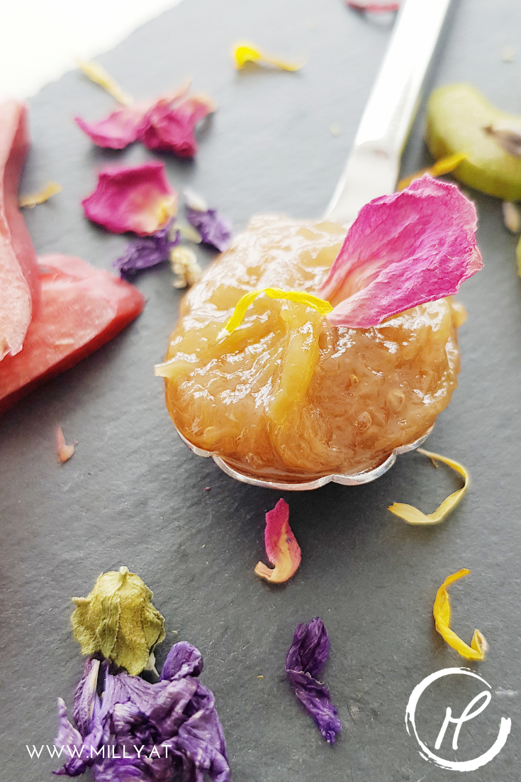 This recipe for a quick rhubarb jam will make you happy all year round! #rhubarb #jam #spring #sweet #breakfast #marmelade