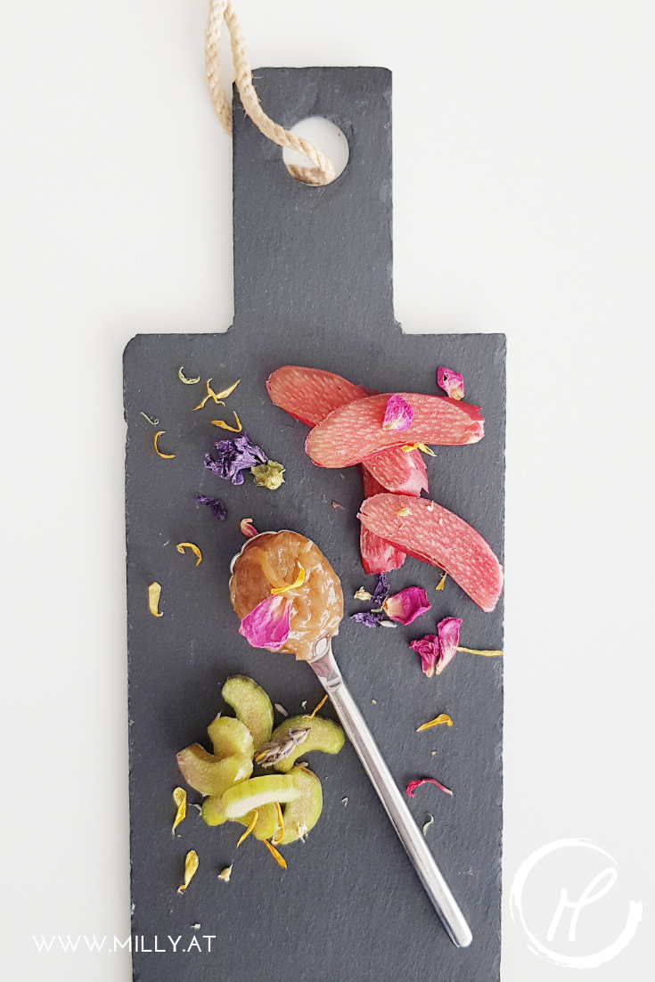 Dieses ultra schnelle Rezept für Rhabarber Marmelade wird dich das ganze Jahr erfreuen! #rhabarber #frühling #marmelade #süss #frühstück