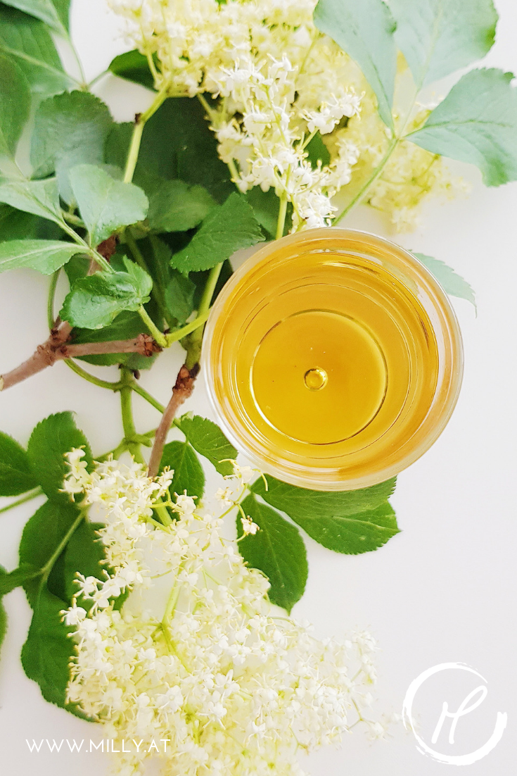 Selber genießen oder verschenken - jeder wird dieses Zitronenmelisse- Holunderblüten Likör lieben! #holler #holunder #likör #sirup #frühling