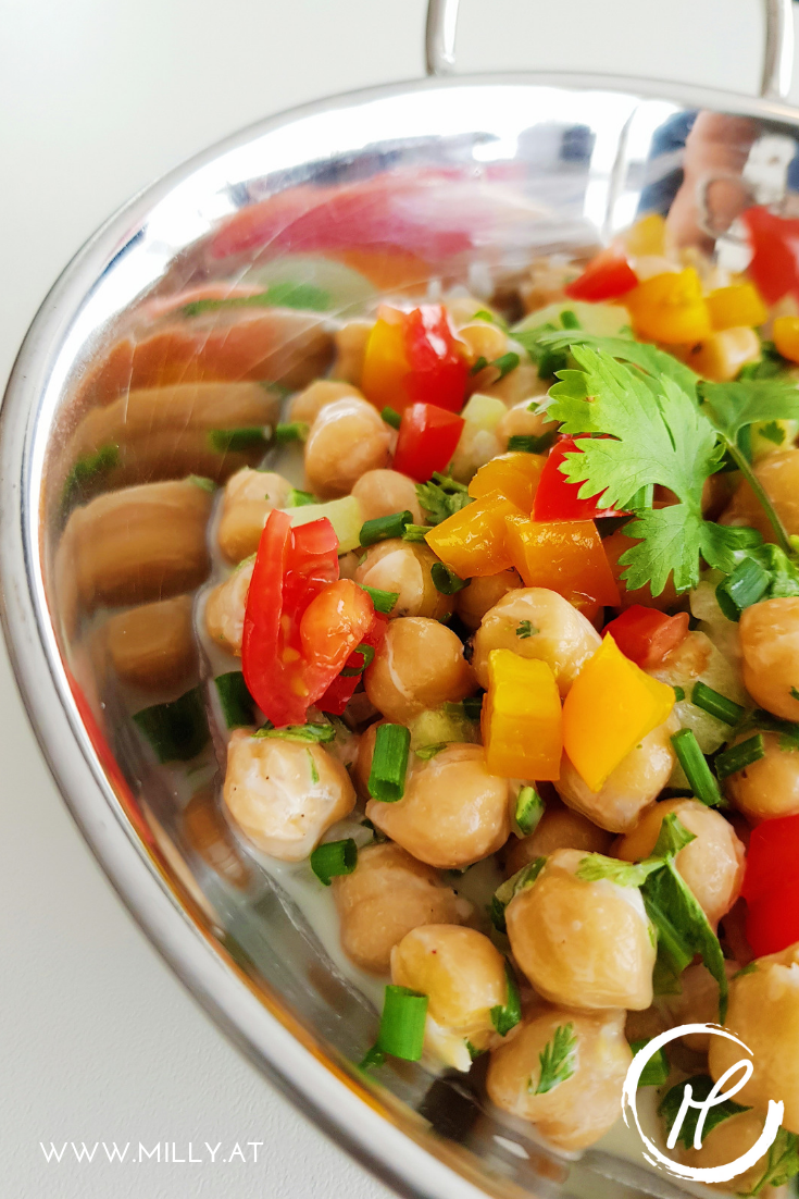 Chickpea salad is a perfect side dish foe barbecues and a good option for vegetarians, as it is a great source of proteins and keeps you full. #chickpeas