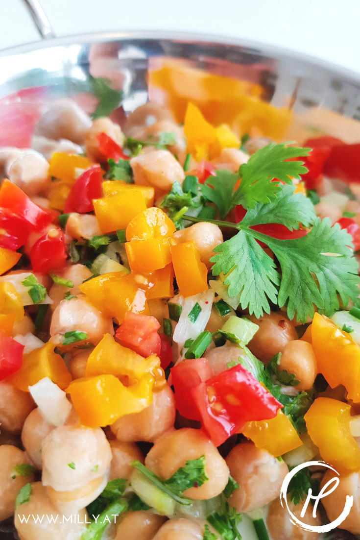 Chickpea salad is a perfect side dish foe barbecues and a good option for vegetarians, as it is a great source of proteins and keeps you full. #chickpeas
