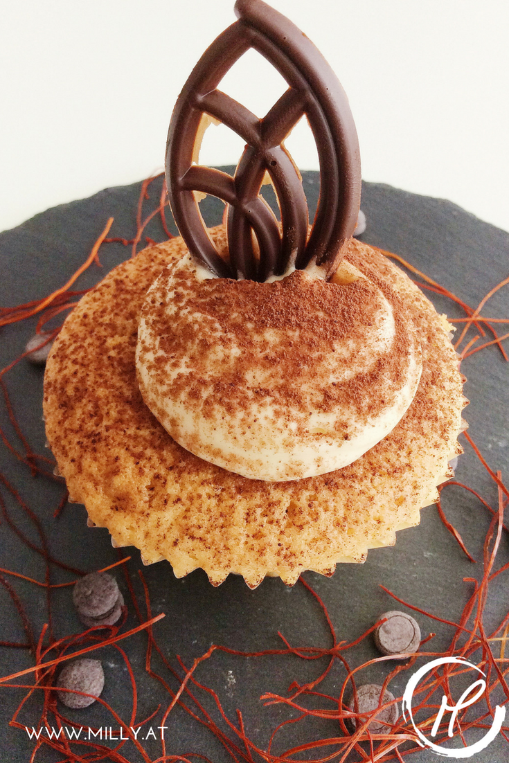 This recipe for quick cupcakes is so easy, you will memorize it quickly and use it as a base for many vanilla cakes! #recipe #cupcakes #muffins #sweet #fingerfood #dessert