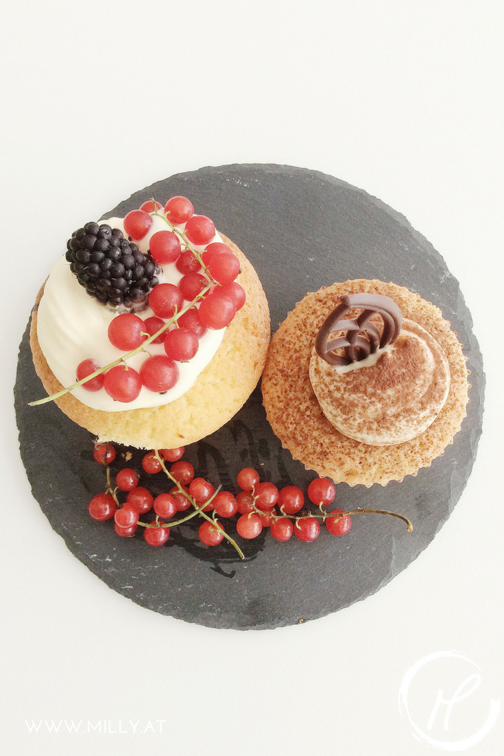 This recipe for quick cupcakes is so easy, you will memorize it quickly and use it as a base for many vanilla cakes! #recipe #cupcakes #muffins #sweet #fingerfood #dessert