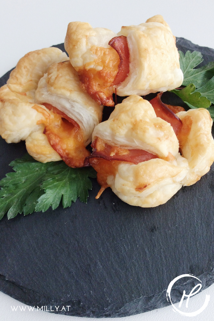If you have the ingredients, you can make these croissants in less than 10 minutes. They are ideal as an aperitif, as fingerfood or on a salad as a starter.