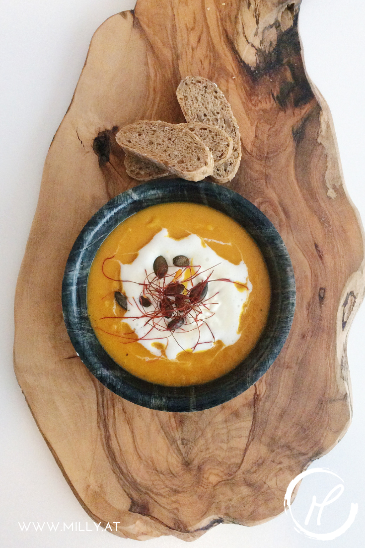 Der Herbst ist hier und damit auch die Köstlichkeiten die der Herbst so bietet. Was gibt es dann Besseres als eine wärmende fruchtige Kürbissuppe! #rezept