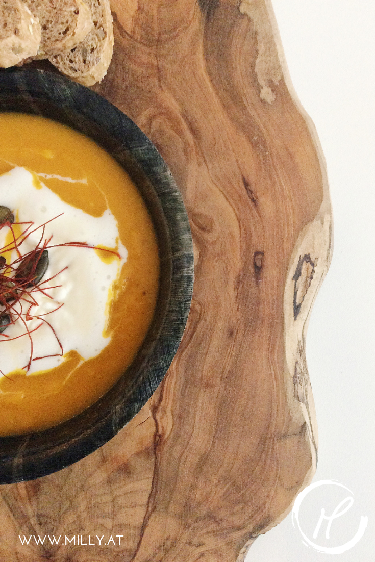 Der Herbst ist hier und damit auch die Köstlichkeiten die der Herbst so bietet. Was gibt es dann Besseres als eine wärmende fruchtige Kürbissuppe! #rezept