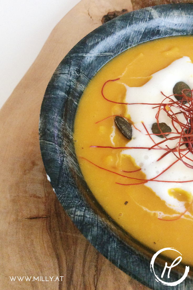 Der Herbst ist hier und damit auch die Köstlichkeiten die der Herbst so bietet. Was gibt es dann Besseres als eine wärmende fruchtige Kürbissuppe! #rezept