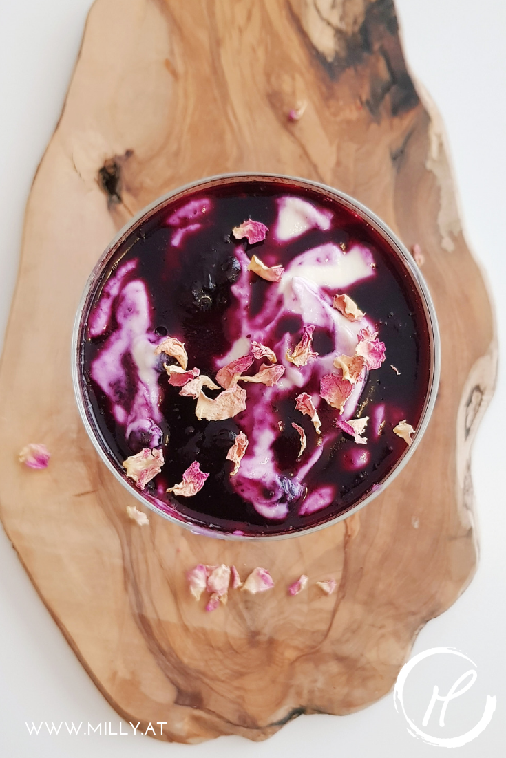 Die herrlich frische, limettige und süße Topfen Yoghurt Creme ist ein tolles Rezept zum Valentinstag oder alls Dessert für Gäste oder geliebte Menschen! Sie ist bltzschnell zubereitet und schmeckt himmlich leicht:) Auch sehr einfach in einer "low Carb" Version herzustellen!