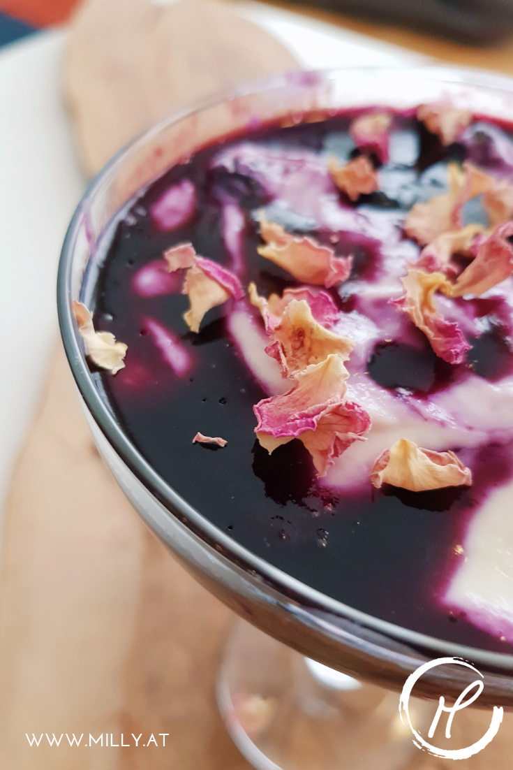 This fresh, limey and sweet quark yoghurt creme is a great recipe for Valentine's Day or just as a delicious dessert for some guests or loved ones. It os prepared really quickly and can be made in a "low carb" version very easily.