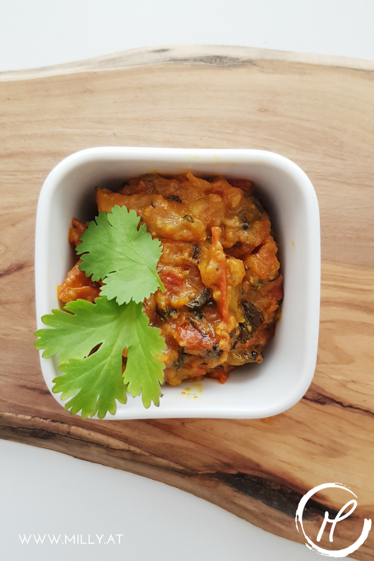 Pooris sind indische Brotflade, die ohne Hefe und lange Gehzeit vorbereitet werden um anschliessen frittiert zu werden! Wer die Technik drauf hat bringt die Pooris auch zum Aufpuffen ( als Frau gilt man dann als heiratsfähig!:) Am köstlichsten schmecken sie mit diesem würzigen Tomatenchutney!#poori #rezept #indisch #chutney #fingerfood #vegan #vegetarisch