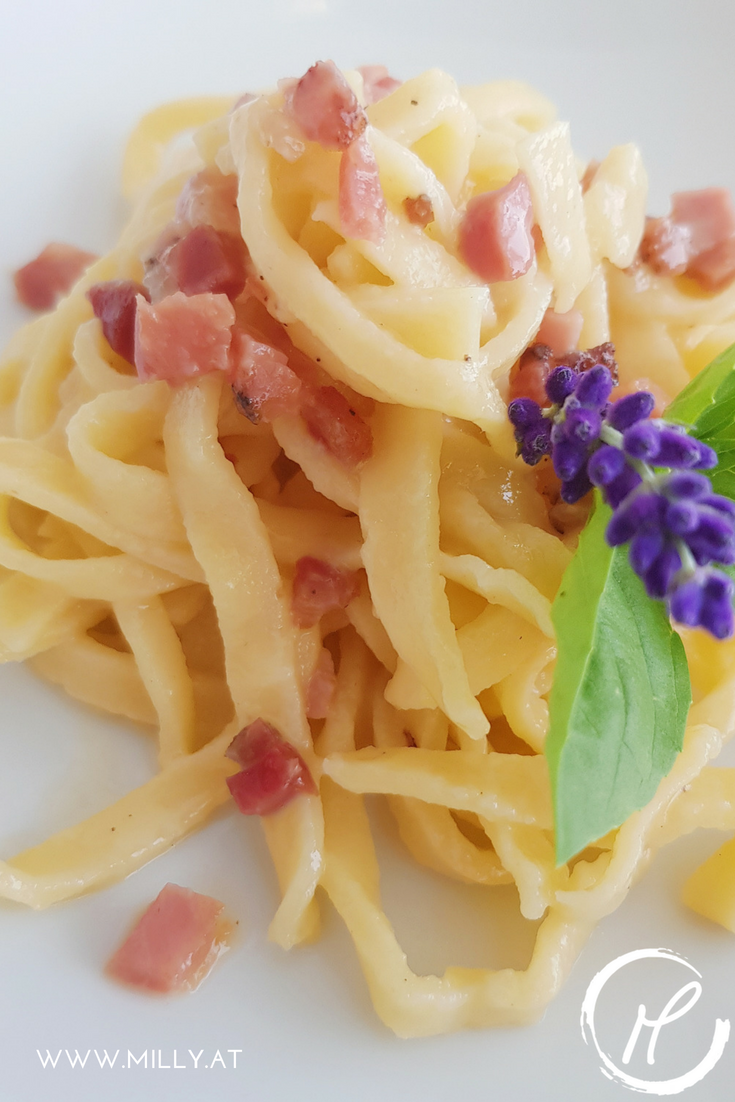 Diese hausgemachten #Linguine mit Carbonara Sauce sind ein Gaumenschmaus. Die Pasta mit Biss saugt die cremig käsige Sauce auf und verbindet sich super mit dem Tiroler #SChinkenspeck. 'hausgemacht #pasta #carbonara #schnell #rezept #diy