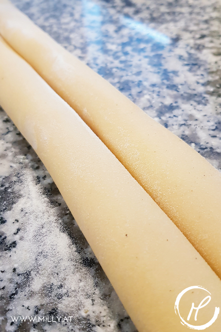 Diese hausgemachten #Linguine mit Carbonara Sauce sind ein Gaumenschmaus. Die Pasta mit Biss saugt die cremig käsige Sauce auf und verbindet sich super mit dem Tiroler #SChinkenspeck. 'hausgemacht #pasta #carbonara #schnell #rezept #diy