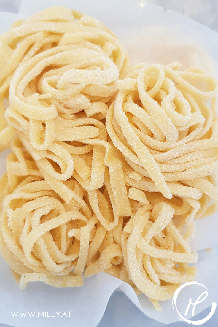 Diese hausgemachten #Linguine mit Carbonara Sauce sind ein Gaumenschmaus. Die Pasta mit Biss saugt die cremig käsige Sauce auf und verbindet sich super mit dem Tiroler #SChinkenspeck. 'hausgemacht #pasta #carbonara #schnell #rezept #diy