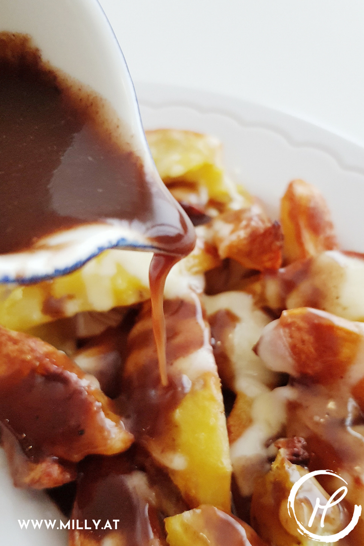 Poutine, das kanadische Fast-Food Gericht, ist das Comfort-Food schlechthin - knusprige Kartoffeln, cremig geschmolzener Käse sowie eine runde Bratensoße machen es zu einem absoluten Highlight! #rezept #poutine #vegetarisch #kartoffeln #kanada #snack