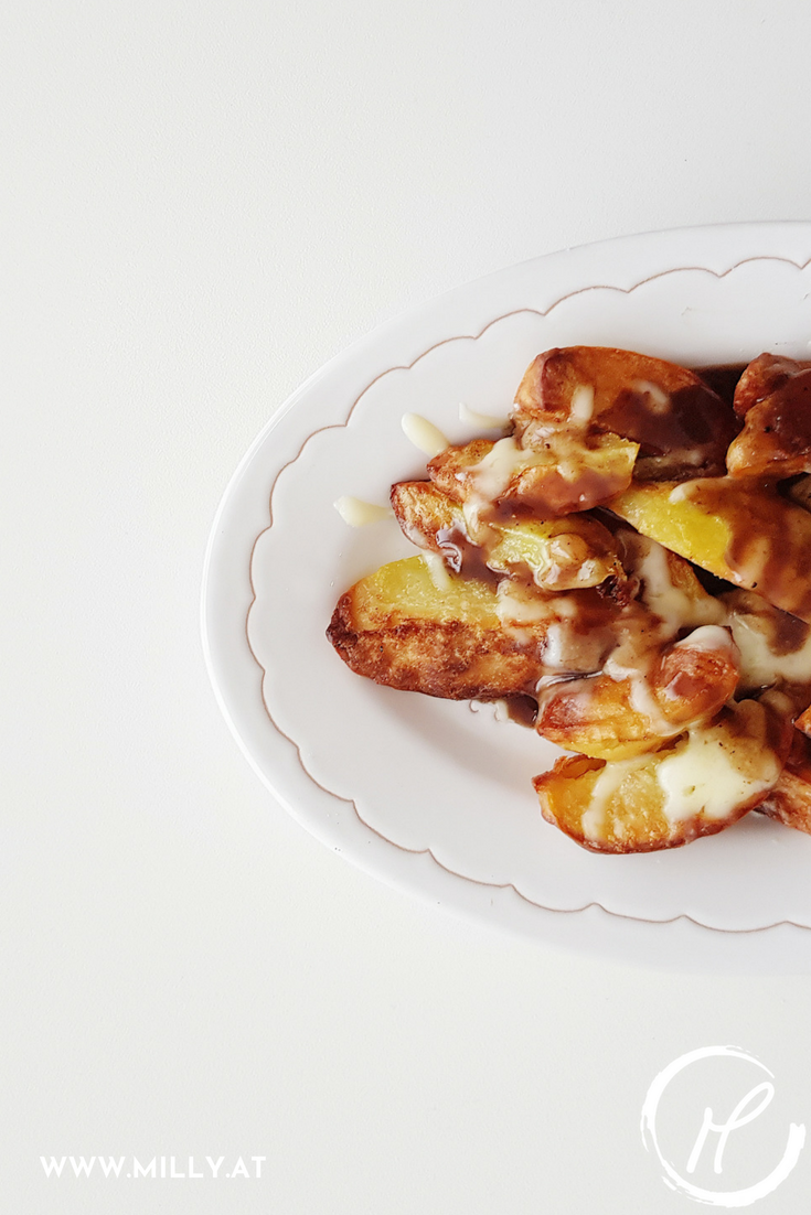 Poutine, a fast-food from Quebec, is the ultimate comfort-food. Try my version with a lot less fat! #recipe #snack #quebec #poutine #fastfood