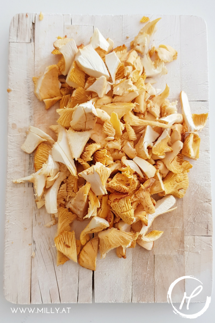 I love this #pasta alternative to #risotto! #risoni in a straight forward creamy sauce with #chanterelles and #parmesan crackers is delicious! #recipe #international #quick #starter #maincourse #vegetarian #chanterelle