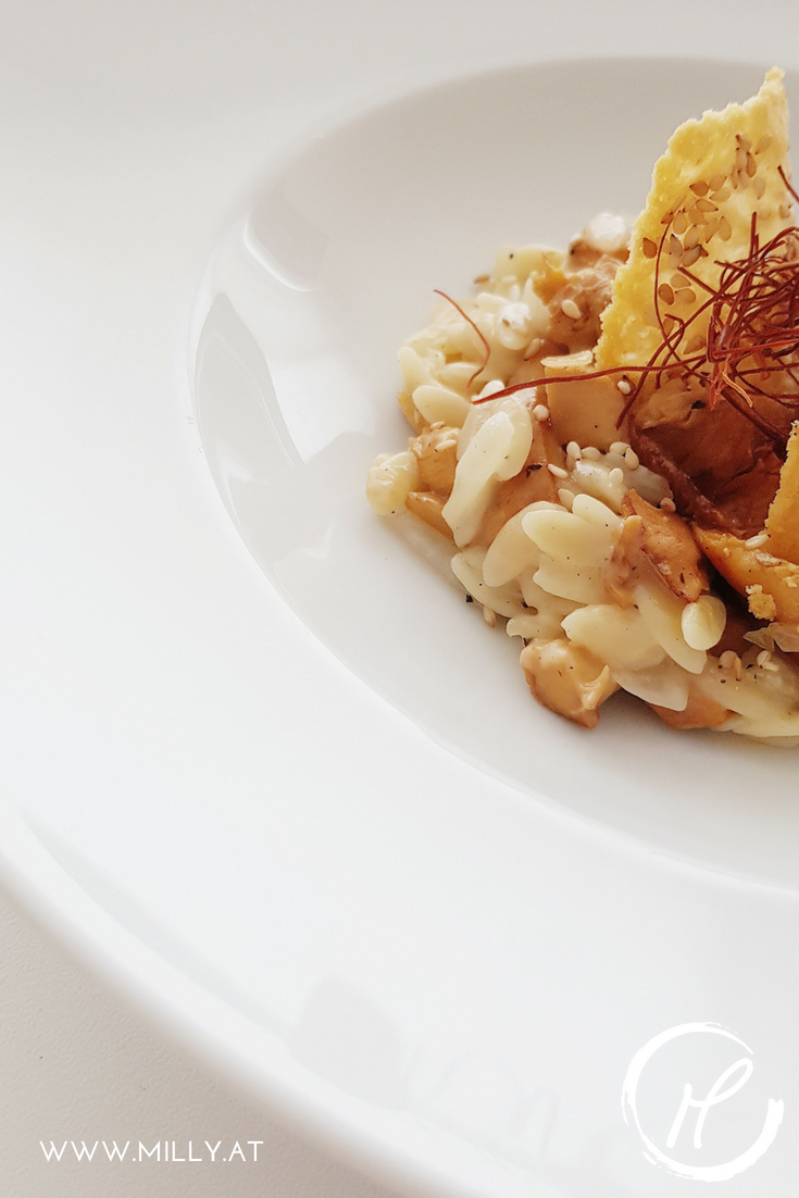 I love this #pasta alternative to #risotto! #risoni in a straight forward creamy sauce with #chanterelles and #parmesan crackers is delicious! #recipe #international #quick #starter #maincourse #vegetarian #chanterelle