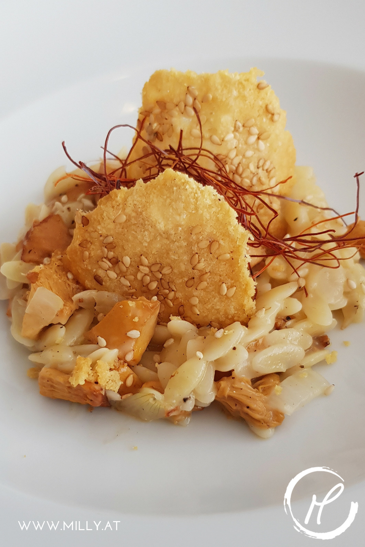 I love this #pasta alternative to #risotto! #risoni in a straight forward creamy sauce with #chanterelles and #parmesan crackers is delicious! #recipe #international #quick #starter #maincourse #vegetarian #chanterelle
