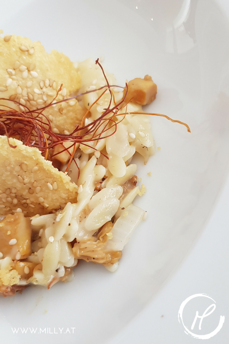 I love this #pasta alternative to #risotto! #risoni in a straight forward creamy sauce with #chanterelles and #parmesan crackers is delicious! #recipe #international #quick #starter #maincourse #vegetarian #chanterelle