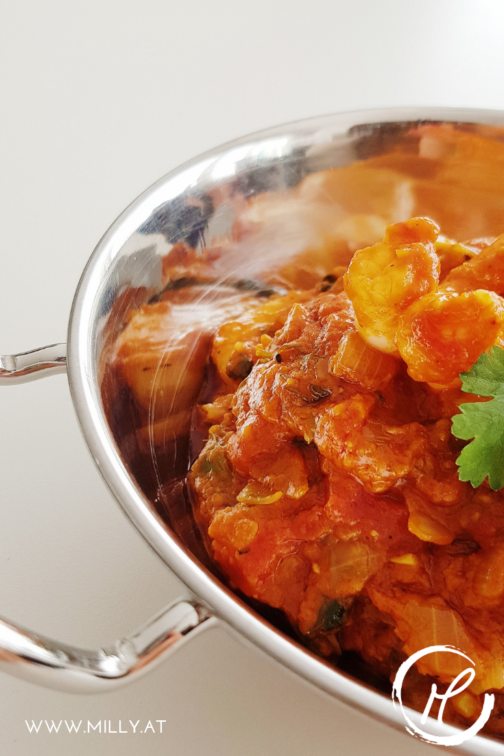 These quick curried prawns combines the heartyness of indian cuisine with some of the fresher elements of thai food! #recip #curry #shrimp #thai #indian