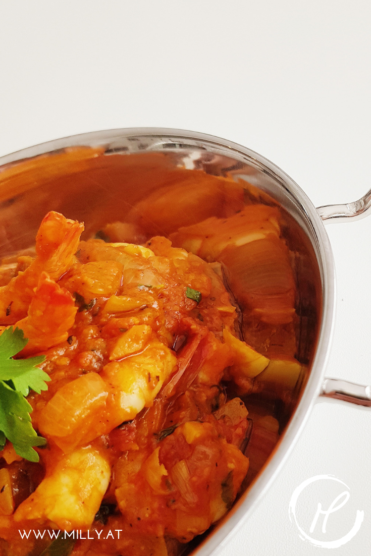 These quick curried prawns combines the heartyness of indian cuisine with some of the fresher elements of thai food! #recip #curry #shrimp #thai #indian
