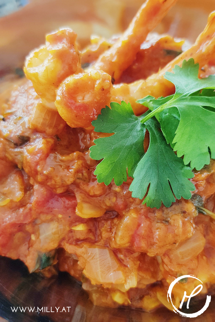 These quick curried prawns combines the heartyness of indian cuisine with some of the fresher elements of thai food! #recip #curry #shrimp #thai #indian