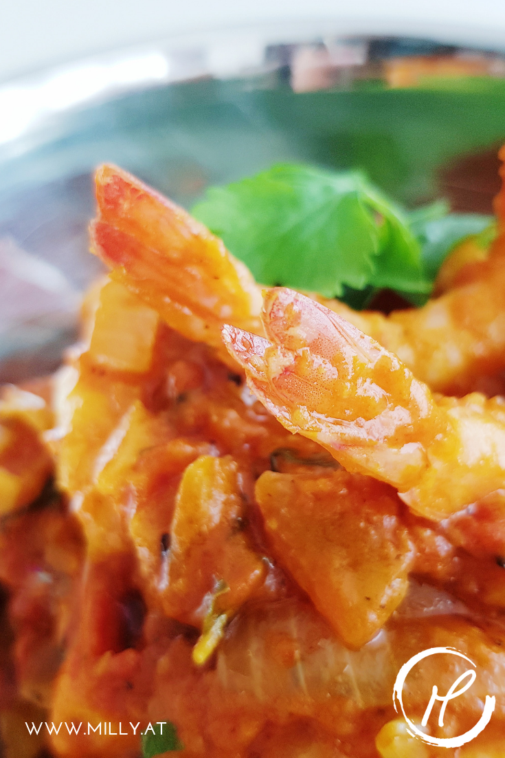 These quick curried prawns combines the heartyness of indian cuisine with some of the fresher elements of thai food! #recip #curry #shrimp #thai #indian