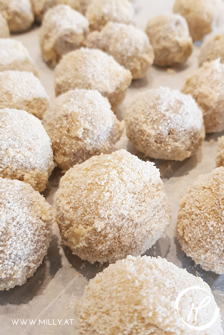 Bitterballen are deepfried meat croquettes - they have a ragout of beef, they are breaded and then fried. #bitterballen #snack