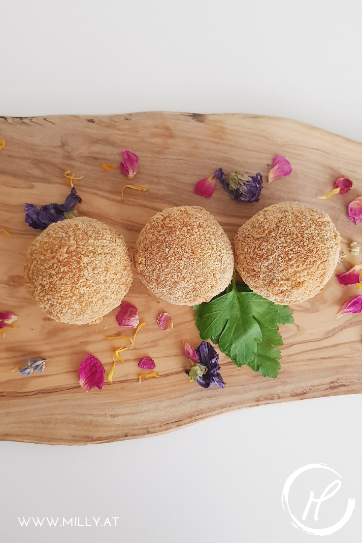 Bitterballen are deepfried meat croquettes - they have a ragout of beef, they are breaded and then fried. #bitterballen #snack