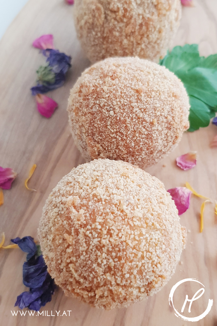 Bitterballen are deepfried meat croquettes - they have a ragout of beef, they are breaded and then fried. #bitterballen #snack